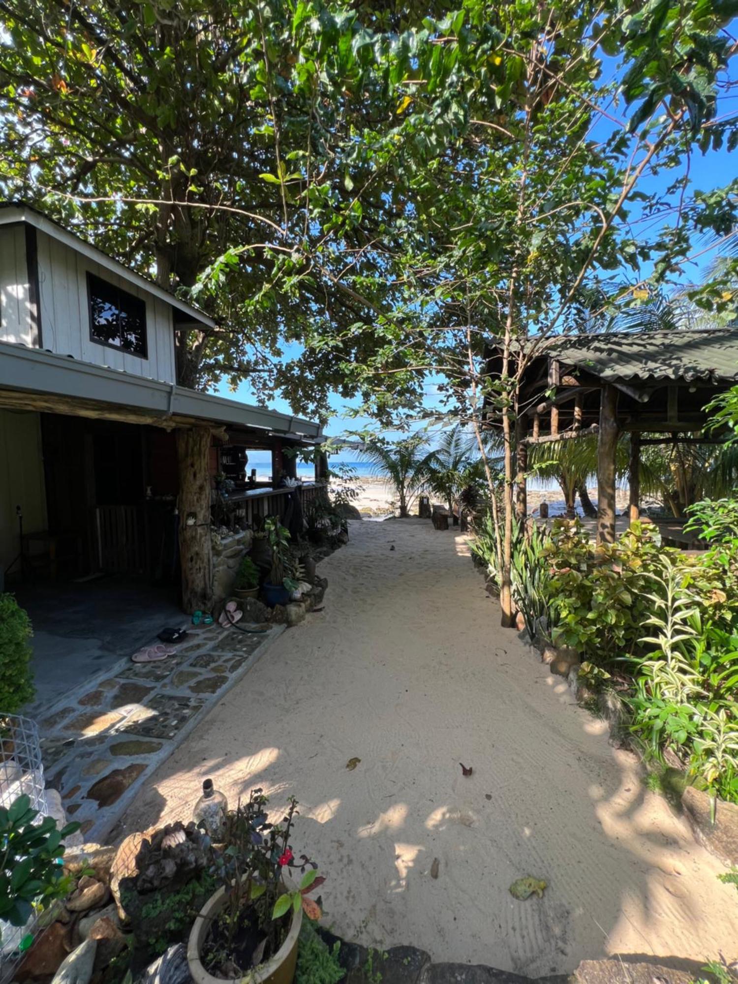 Beach House Kampung Genting Eksteriør billede