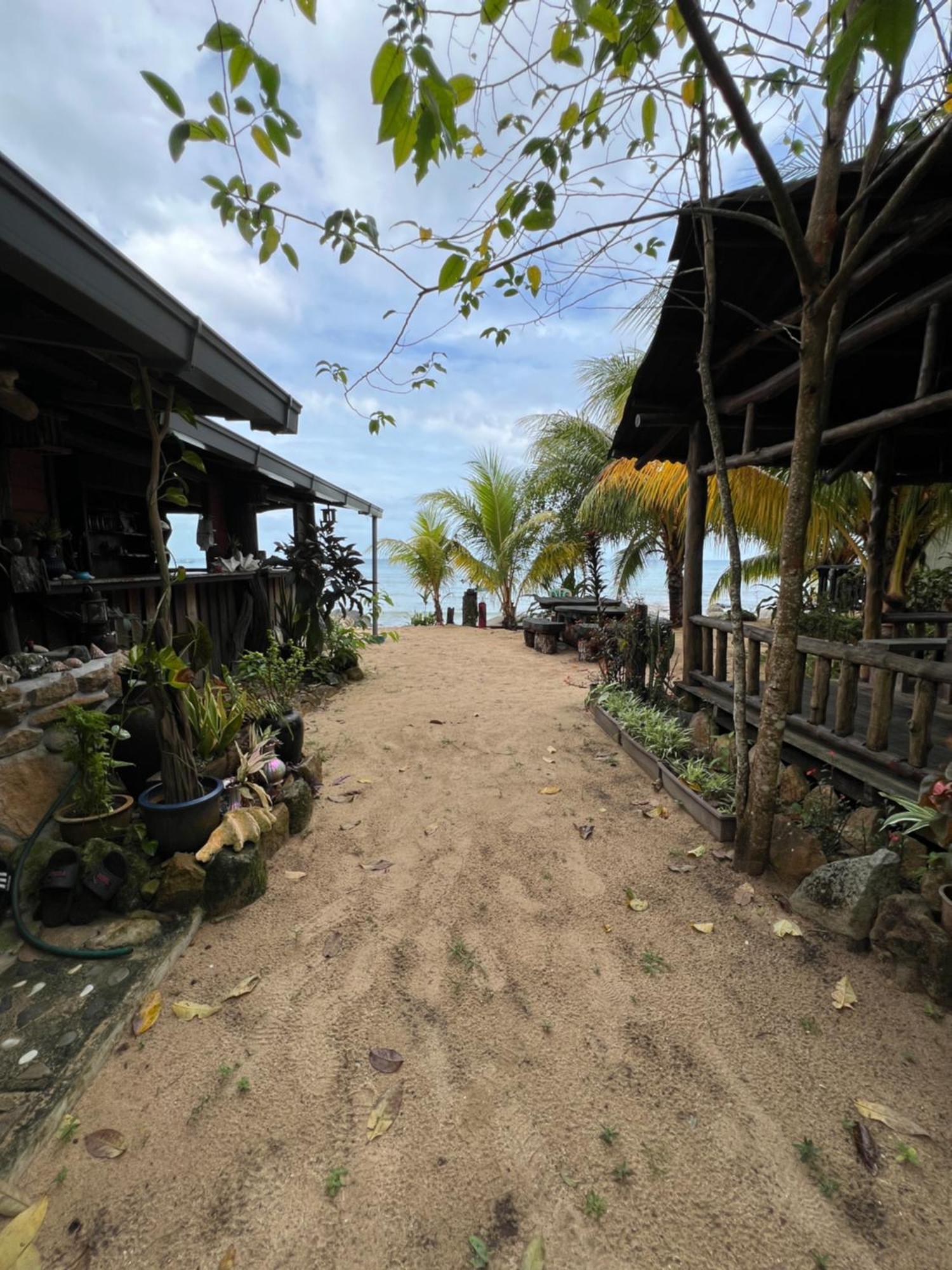 Beach House Kampung Genting Eksteriør billede